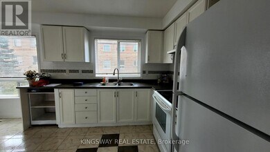 2 Clay Brick Ct in Brampton, ON - Building Photo - Building Photo