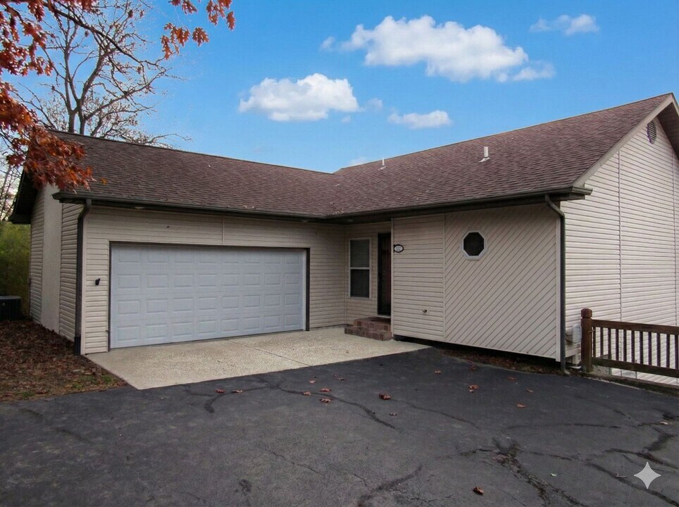 32 Tree Frog Ln in Lake Ozark, MO - Building Photo