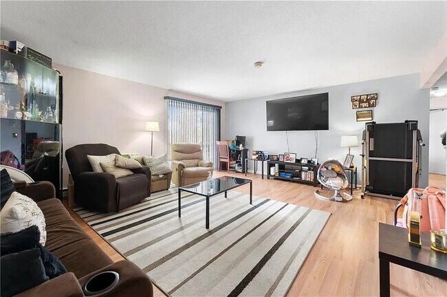 1560 Douglas Ave, Unit A14 in North Providence, RI - Building Photo - Building Photo