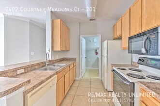 2402 Courtney Meadows Ct in Tampa, FL - Building Photo - Building Photo