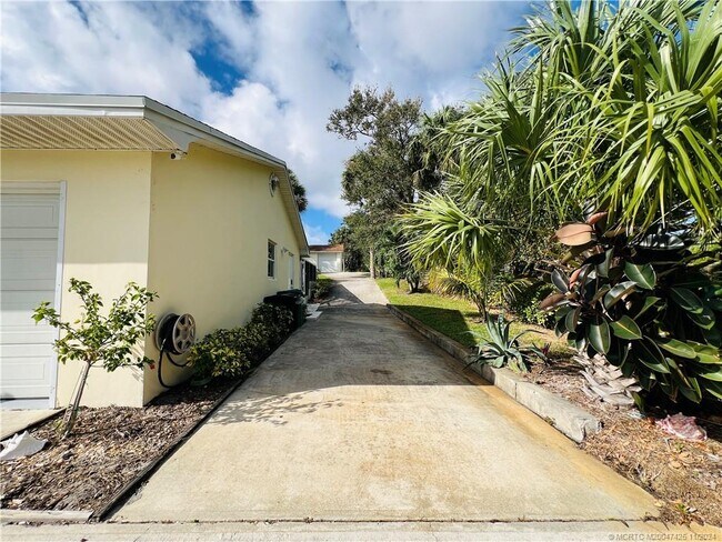 12845 S Indian River Dr in Jensen Beach, FL - Building Photo - Building Photo