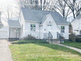 19330 Meredith Ave in Euclid, OH - Building Photo