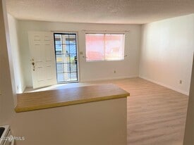 700 W University Dr in Tempe, AZ - Building Photo