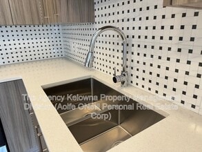 320 Mills Rd in Kelowna, BC - Building Photo - Building Photo