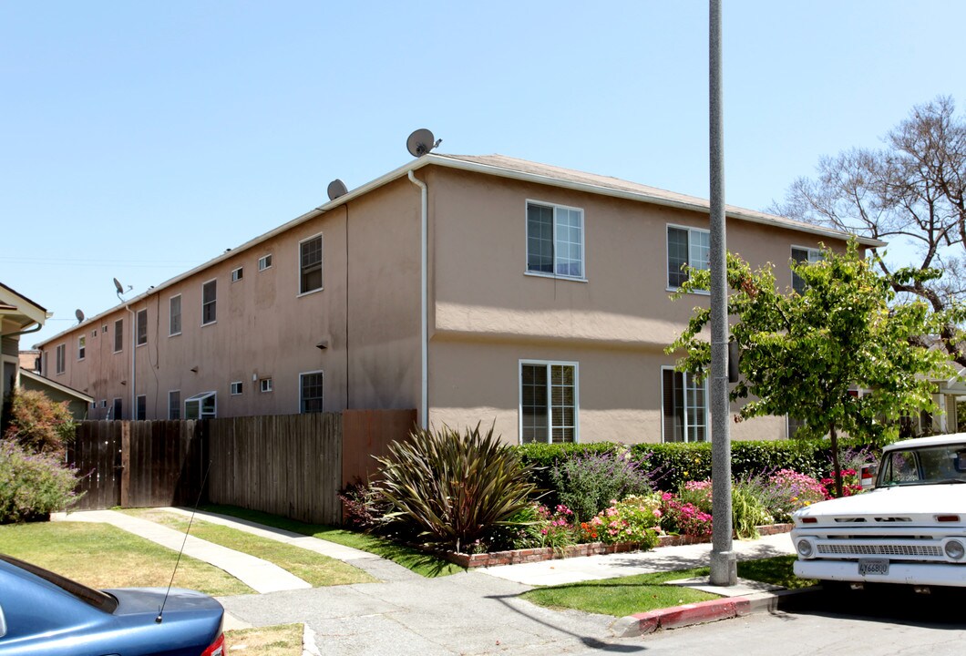 386 Freeman Ave in Long Beach, CA - Building Photo