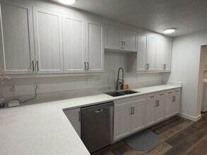 380 Utah Ave in Hildale, UT - Foto de edificio - Building Photo