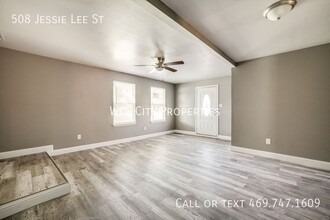 508 S Jesse Lee St in Kemp, TX - Building Photo - Building Photo