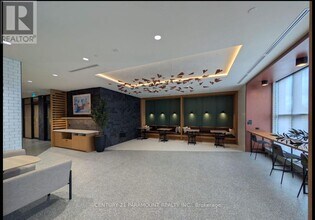 2495 Eglinton Ave W in Mississauga, ON - Building Photo - Building Photo