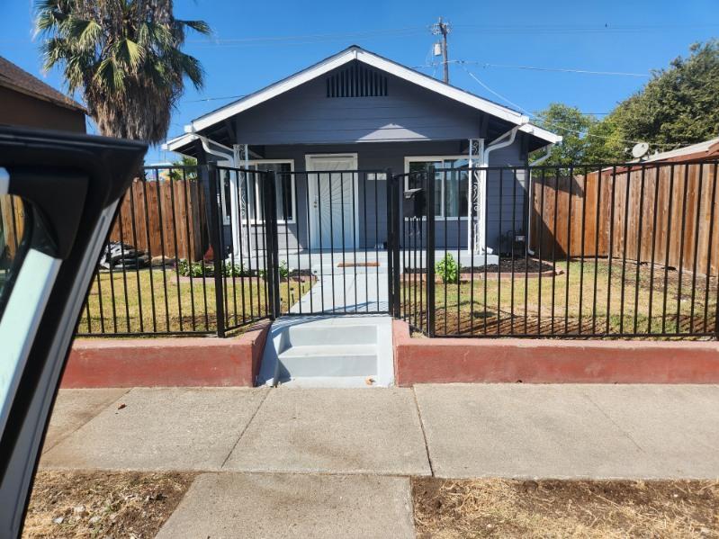 1527 Stanford Ave in Stockton, CA - Building Photo