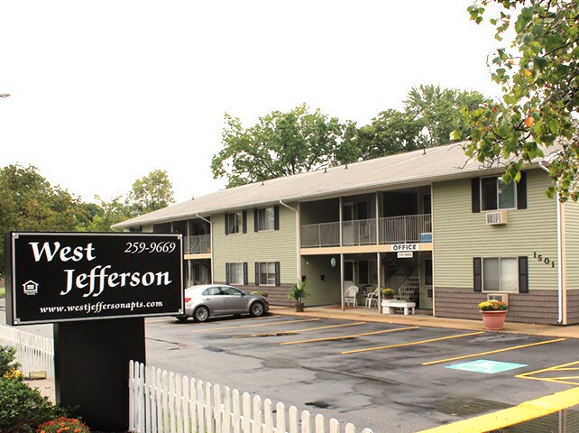 West Jefferson Apartments in Mishawaka, IN - Building Photo