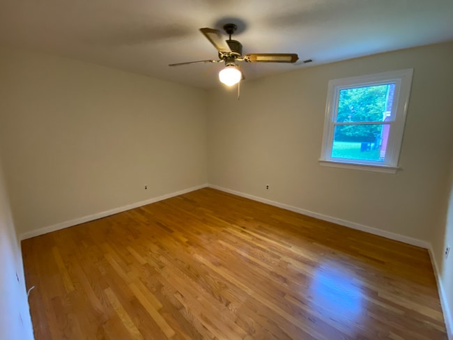 1599 Early St in Sandston, VA - Foto de edificio - Building Photo