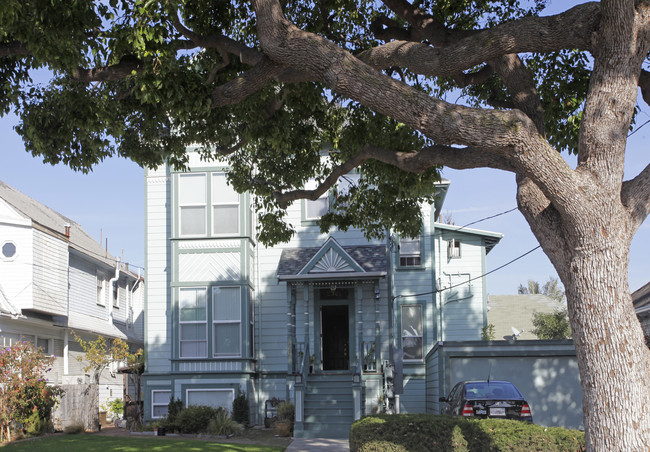 2267 Clinton Ave in Alameda, CA - Foto de edificio - Building Photo