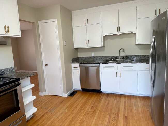 163 Roselawn Ave E in Maplewood, MN - Building Photo - Building Photo