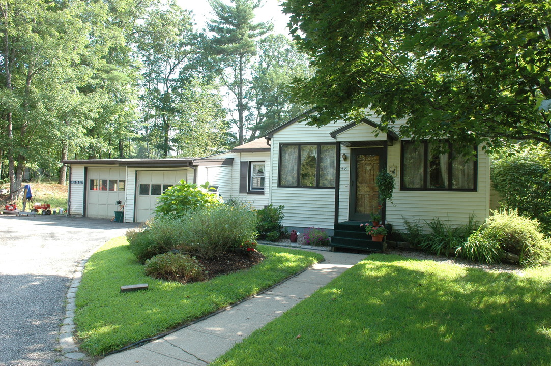 58 Auburn Rd in Londonderry, NH - Building Photo