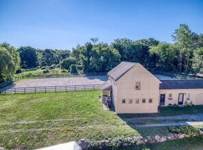 253 Davis Rd, Unit 253 Davis Road in Bedford, MA - Foto de edificio - Building Photo