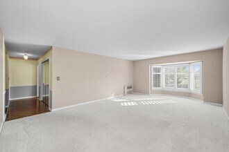 2300 Windsor Mall in Park Ridge, IL - Building Photo - Building Photo