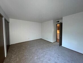 6143 W Cold Spring Rd in Greenfield, WI - Building Photo - Building Photo