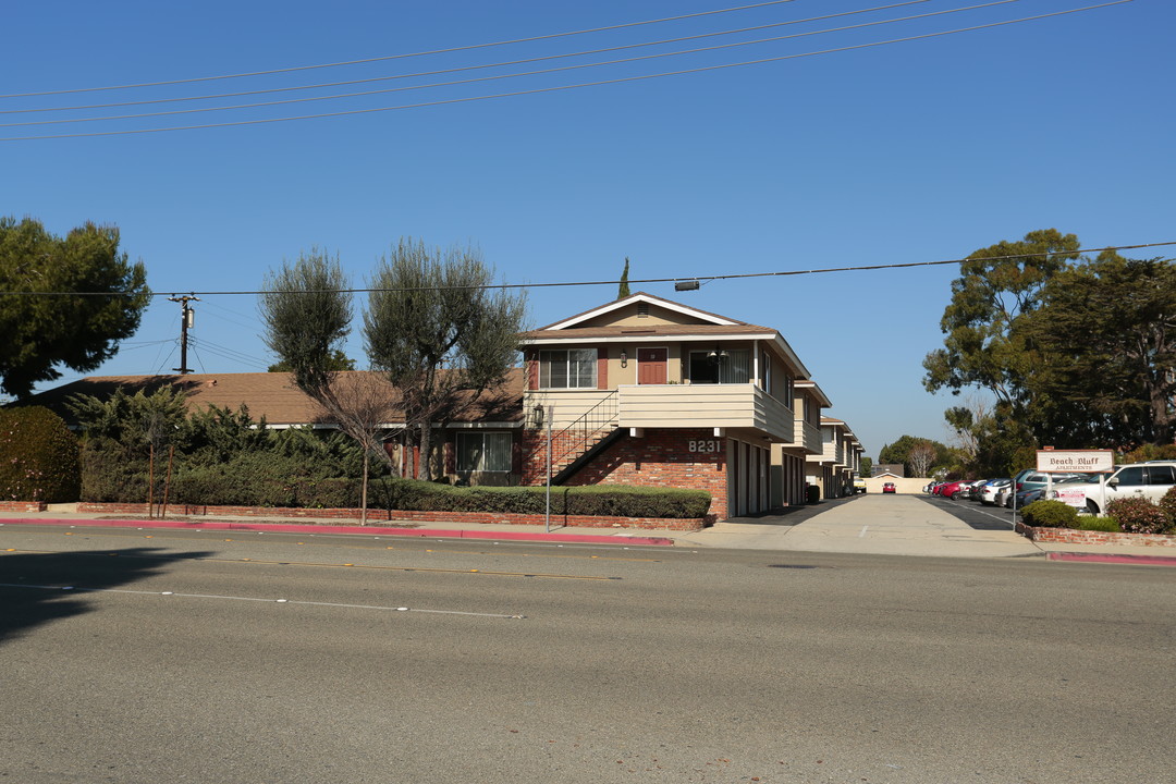 Beach Bluff Apartments in Huntington Beach, CA - Building Photo