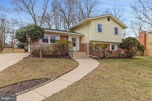 6106 Rivanna Dr in Springfield, VA - Building Photo