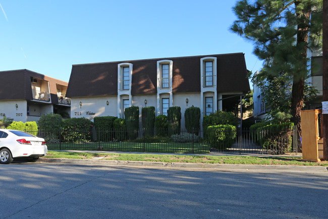 Residential Condominium in Glendale, CA - Building Photo - Building Photo