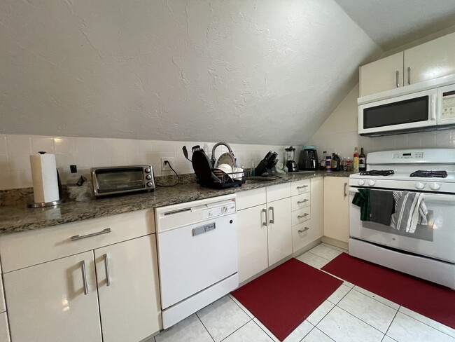 65 Fairbanks St, Unit 2 in Boston, MA - Foto de edificio - Building Photo