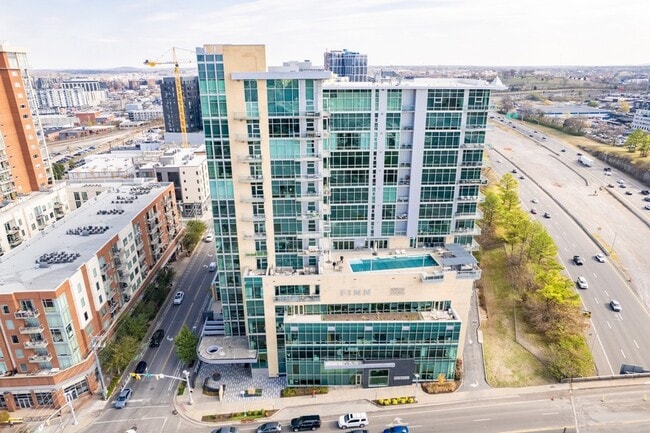 700 12th Ave S, Unit 905 in Nashville, TN - Foto de edificio - Building Photo