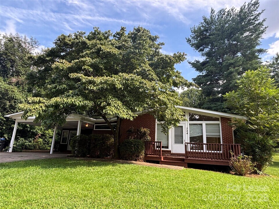724 Oakdale Dr in Statesville, NC - Building Photo
