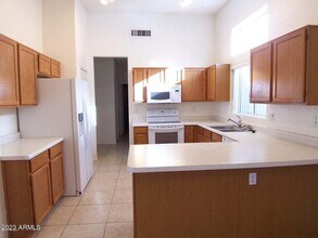 1561 E Stanford Ave in Gilbert, AZ - Foto de edificio - Building Photo