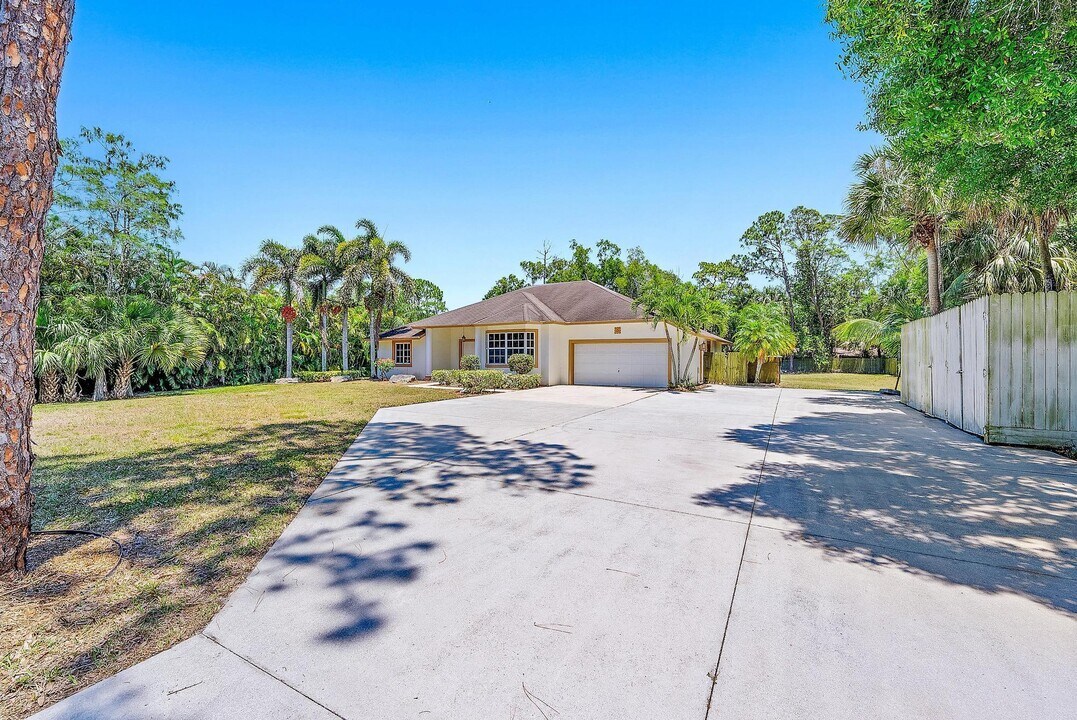 884 Lyons Rd in West Palm Beach, FL - Building Photo