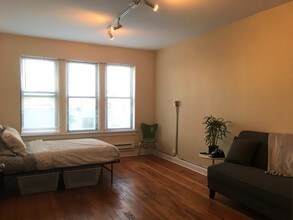 339 Howard St, Unit 201 in Evanston, IL - Building Photo - Building Photo