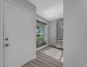 13730 Vía Flora in Delray Beach, FL - Building Photo - Building Photo