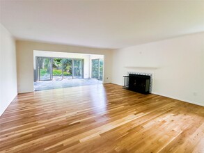 49 Sandy Hill Rd in Oyster Bay, NY - Building Photo - Building Photo