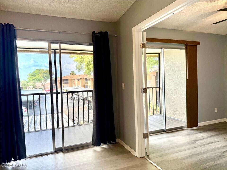 6492 Royal Woods Dr in Ft. Myers, FL - Building Photo