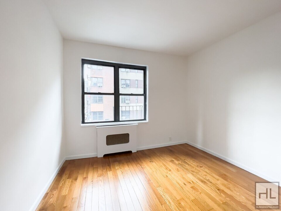 East 61 Street in New York, NY - Building Photo