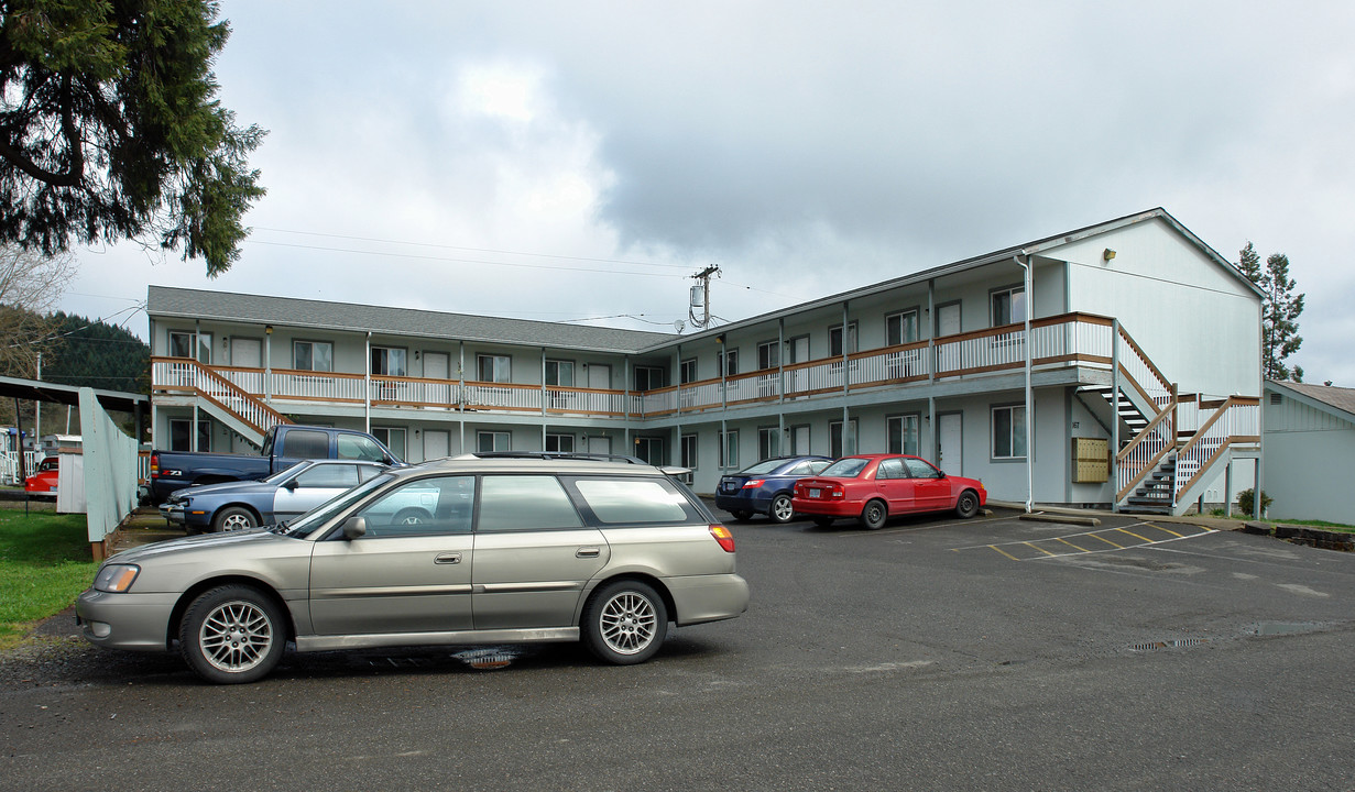 167 W 1st Ave in Sutherlin, OR - Foto de edificio