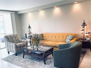 3800 Oaks Clubhouse Dr in Pompano Beach, FL - Building Photo - Building Photo