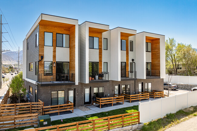 23 Views Townhome in Cottonwood Heights, UT - Building Photo - Building Photo