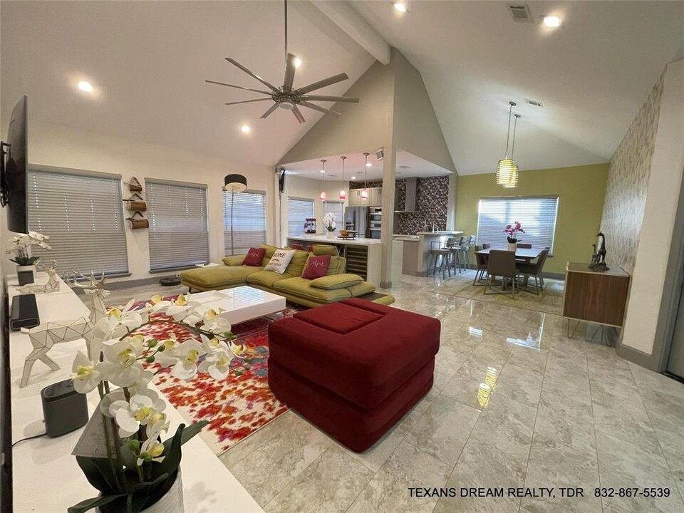 1935 Grove Ct Dr in Missouri City, TX - Building Photo
