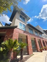 Refugio Place in San Antonio, TX - Building Photo - Building Photo