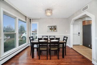 7069 N Crawford Ave in Lincolnwood, IL - Foto de edificio - Building Photo