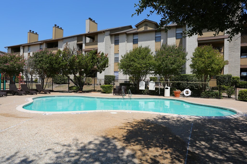 Palisades Park Apartments in Universal City, TX