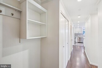 649 C St SE, Unit 302 in Washington, DC - Foto de edificio - Building Photo
