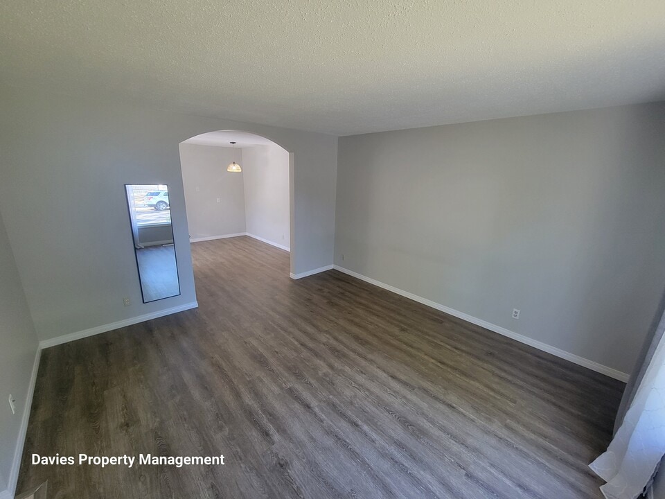 12012-12088 88 St in Edmonton, AB - Building Photo