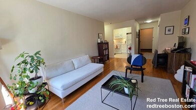 25 Vernon St, Unit 206 in Brookline, MA - Foto de edificio - Building Photo