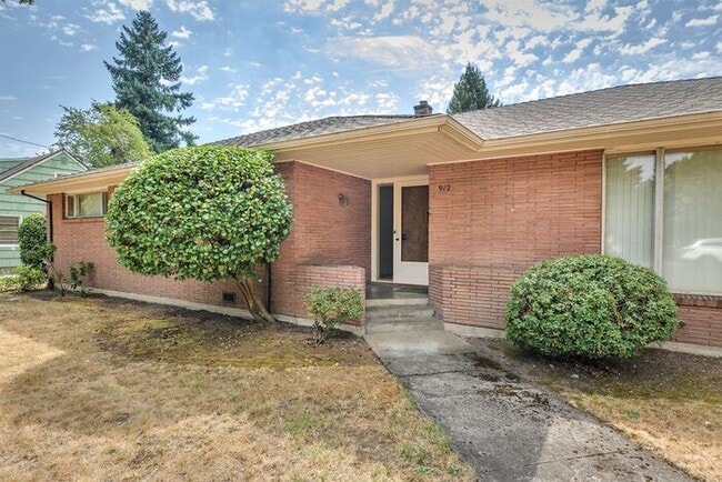 912 E Main St in Hillsboro, OR - Building Photo - Building Photo