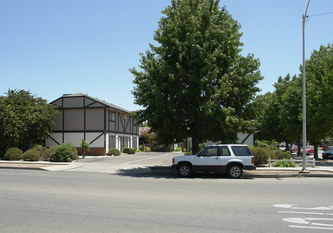 1554-1570 12th St in Reedley, CA - Building Photo - Building Photo