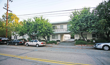 Alhambra Manor Apartments in Martinez, CA - Building Photo - Building Photo