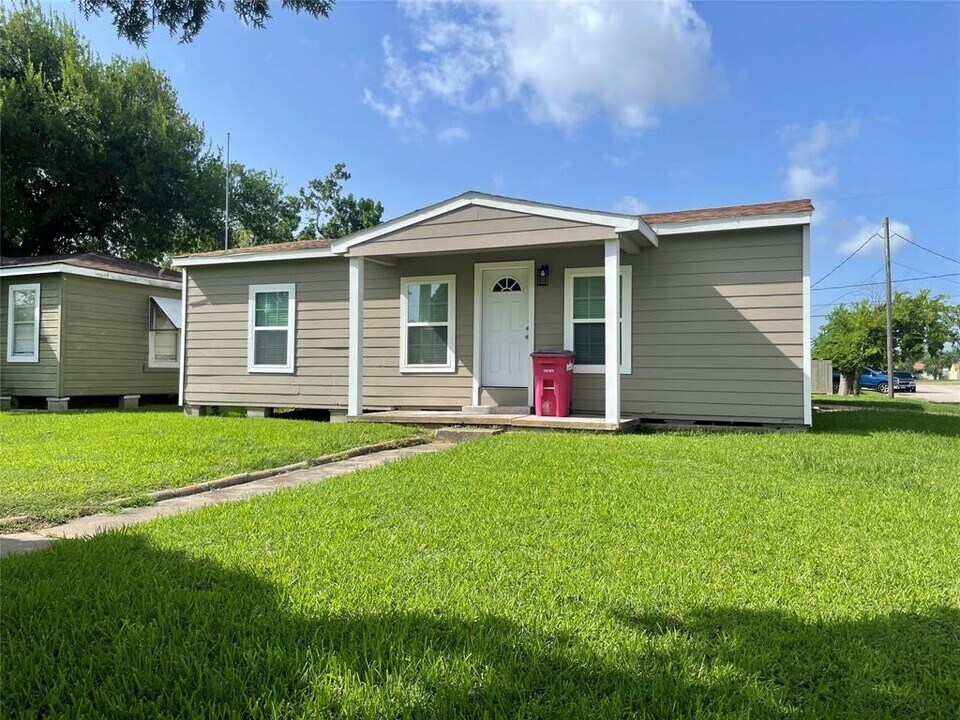 1531 W 5th St in Freeport, TX - Building Photo