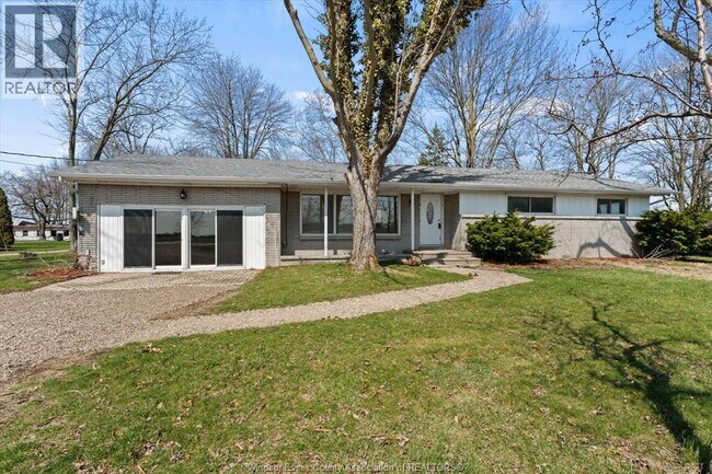 5740 Baseline Rd in Windsor, ON - Building Photo - Building Photo