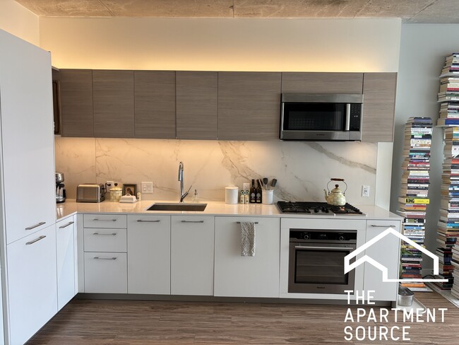 165 S Desplaines St in Chicago, IL - Building Photo - Building Photo